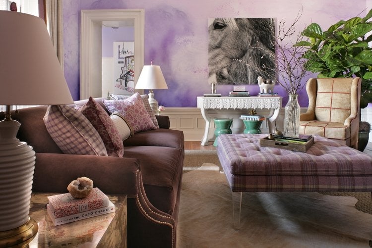 wandbemalung-ideen-design-wasserfarbe-aquarell-effekt-altrosa-violett-wohnzimmer-polstermoebel