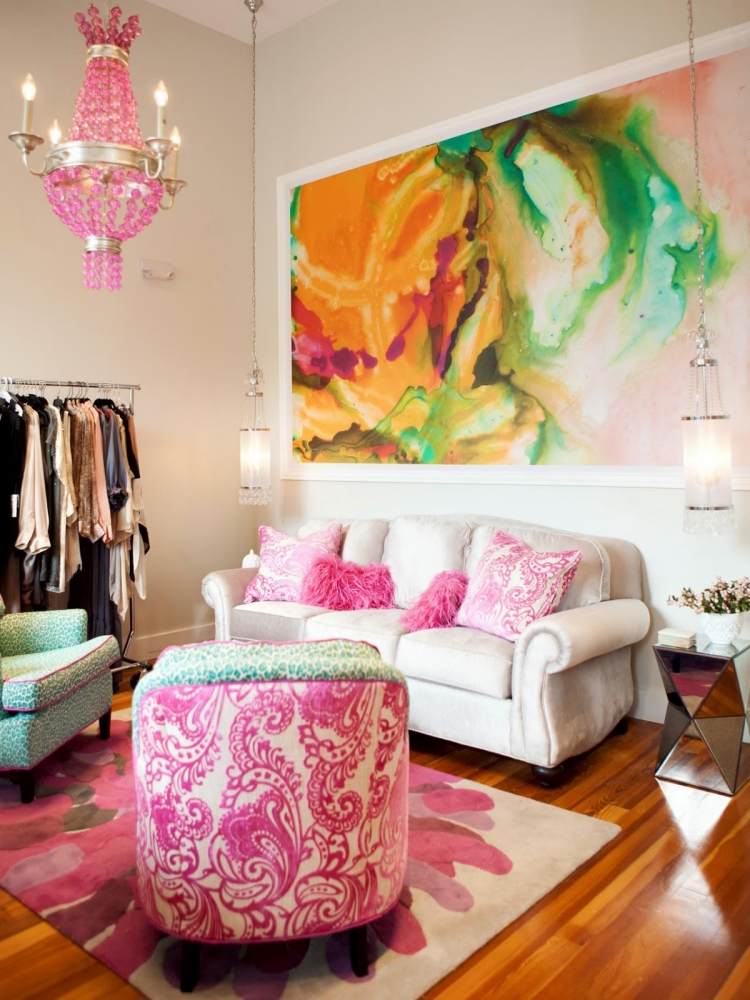 wandbemalung-ideen-design-wasserfarbe-aquarell-effekt-pink-rosa-parkettboden-polstermoebel-couch-kissen
