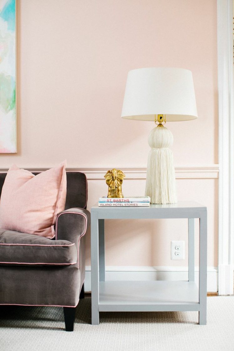 wandfarbe altrosa wohnzimmer pastell beistelltisch weiss grau sofa