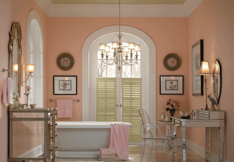 wandfarbe apricot romantisch bad badewanne transparent stuhl schminktisch