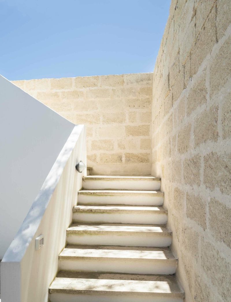 wandgestaltung aus stein puglia house treppe gaestehaus mediterran gelaender