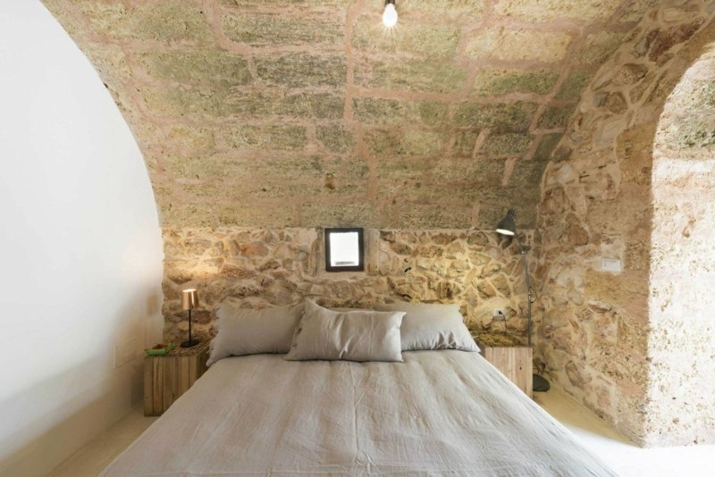 wandgestaltung stein schlafzimmer idee gewoelbe decke design rustikal