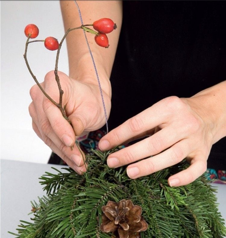 Weihnachtsdeko für Fenster basteln-dekorative-kugel-gruenzweige-hagebutten-zweig