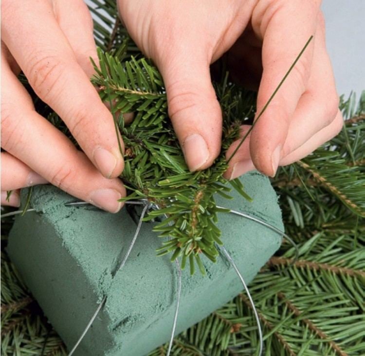 Weihnachtsdeko für Fenster basteln-dekorative-kugel-steckschaub-gruenzweige