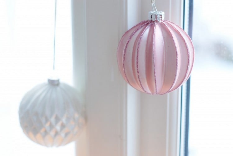 weihnachtsdeko-fenster-glaskugeln-rosa-weiss