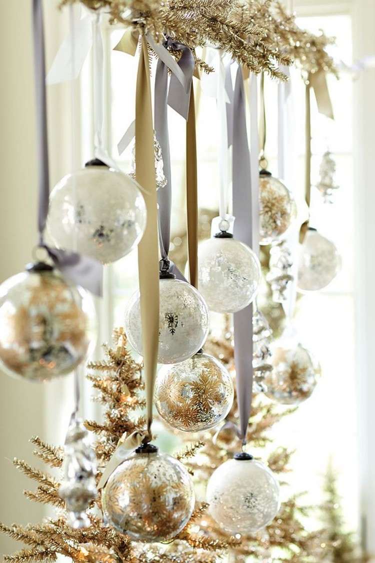 weihnachtsdeko-fenster-ideen-dekorierte-glaskugeln-schleifen