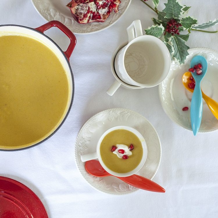 weihnachtsessen-ideen-einfaches-menu-suppe-kuerbissuppe-servieren-granatapfel-tisch