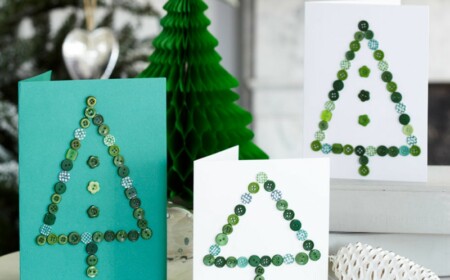 weihnachtskarten selber basteln tannenbaeume gruen nuancen knoepfe kiefernzapfen weiss