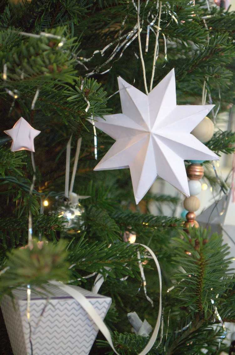 weihnachtssterne-basteln-ideen-3d-8-zacken-weihnachtsbaum-anhaenger