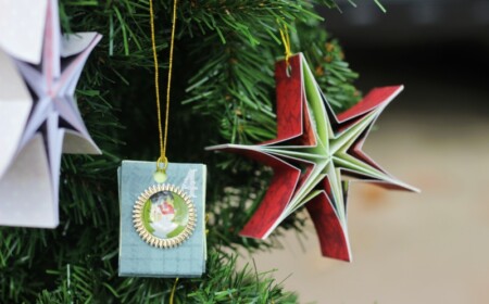 weihnachtssterne basteln rot gruen kleben falten christbaum