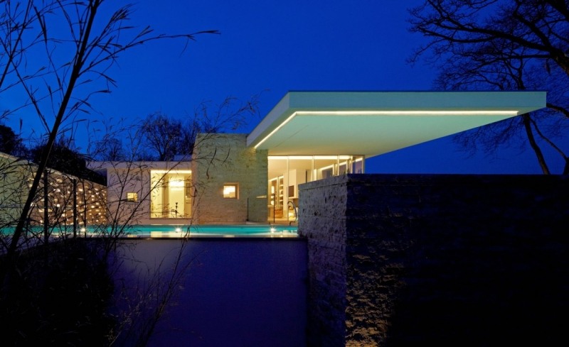 weisses-haus-see-outdoor-garten-naturstein-beleuchtung-pool-modern