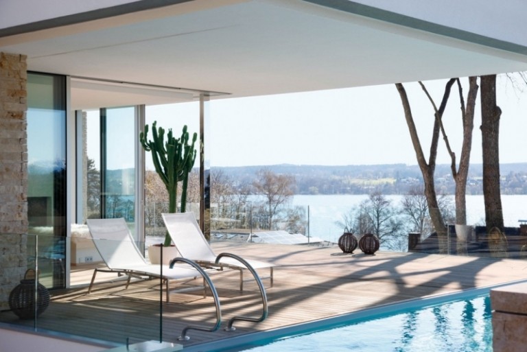 weisses-haus-see-pool-modern-liege-landschaft-ausblick-modern-ueberdachung