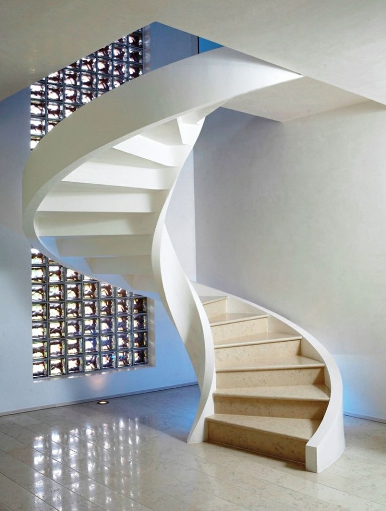 wendeltreppe design minimalistisch beton holz wandgestaltung glas bloecke