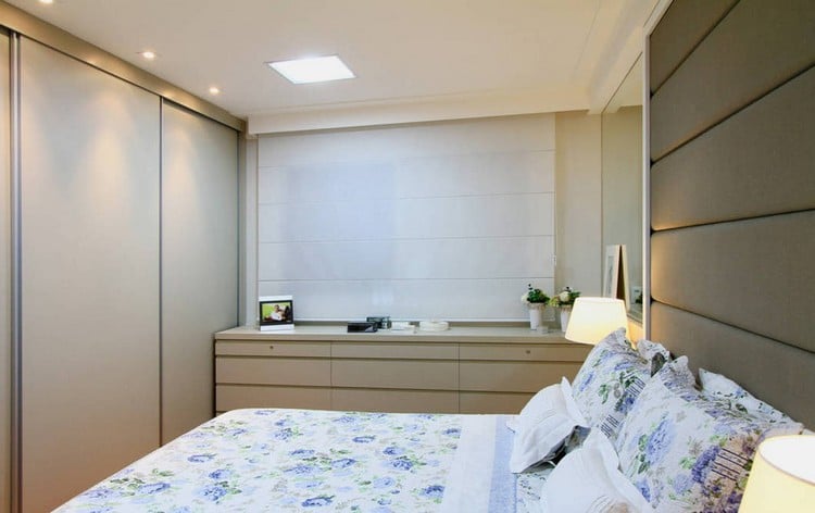wohnungseinrichtung-ideen-schlafzimmer-einbauschrank-schiebetueren-led-spots-polsterwand