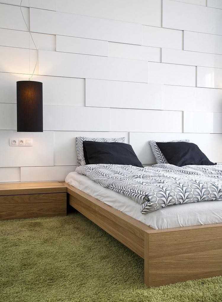 wohnungseinrichtung-ideen-schlafzimmer-wandpaneele-weiss-3d-holz-bett-gruener-teppich