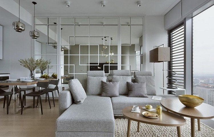 Wohnungseinrichtung Ideen wohnzimmer-spiegelwand-graues-ecksofa-holz-couchtische