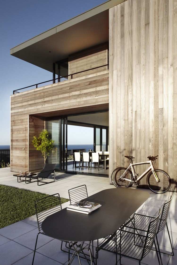 zedernholz-fassade-terrasse-metall-gartenmoebel-schwarz