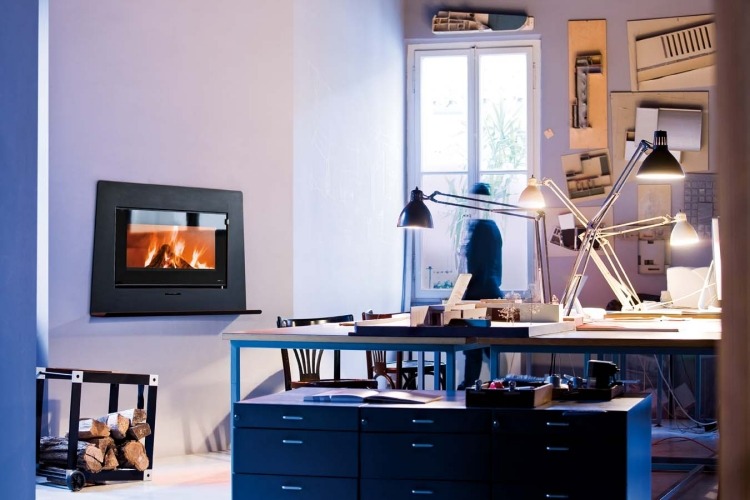 Kamin-modern-arbeitszimmer-integriert-brennholz-schreibtisch-fenster-tischlampe-modell-vivo-90