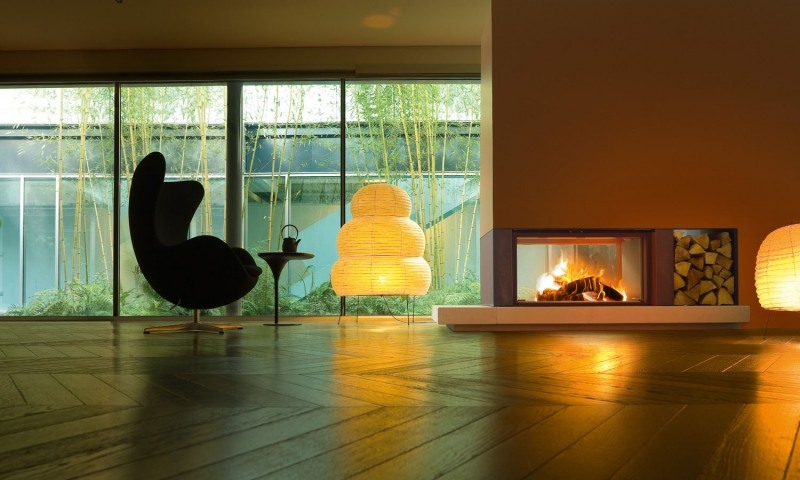 Kamin-modern-brennholz-sessel-panoramafenster-holzboden-lampen-modell-gaudi