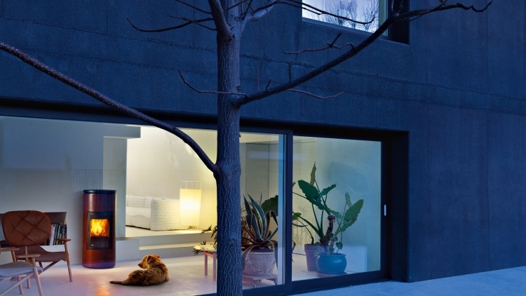 Kamin-modern-erdgeschoss-weiss-panoramafenster-fensterwand-kaminofen-modell-tube