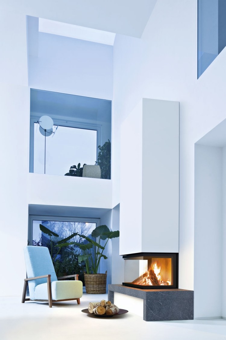 Kamin-modern-minimalistisch-panoramafenster-weiss-sessel-marmor-model-duchamp