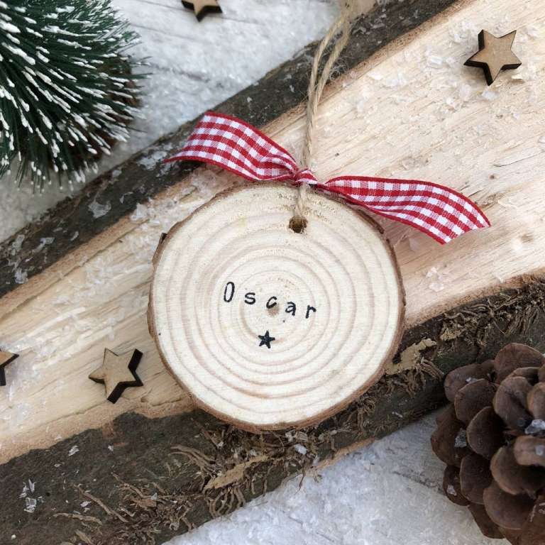Weihnachtsdeko für aussen aus Holz Baumstammplatte mit Hundenamen