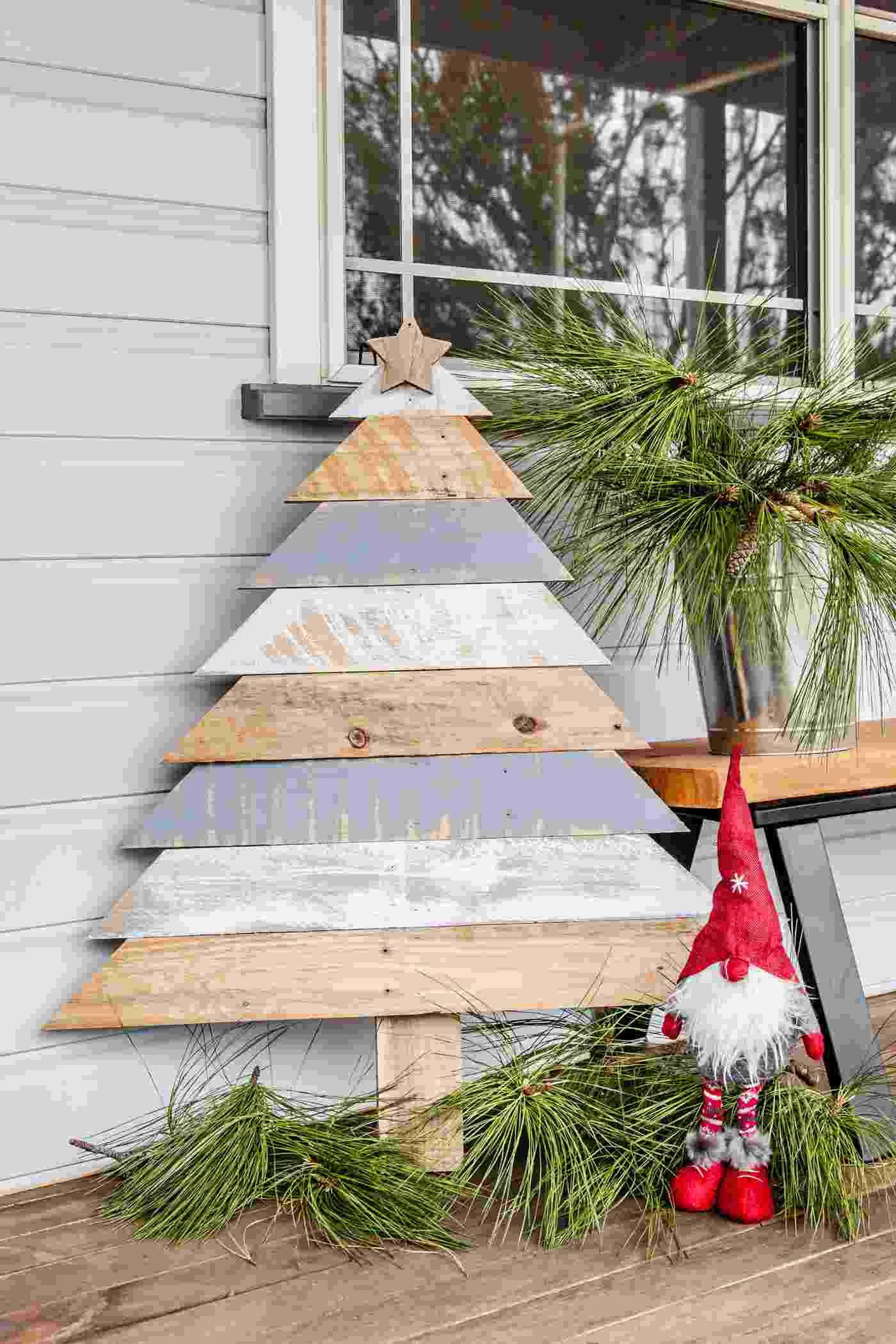 Weihnachtsdeko für aussen aus Holz selber machen Weihnachtsbaum aus Europaletten bauen