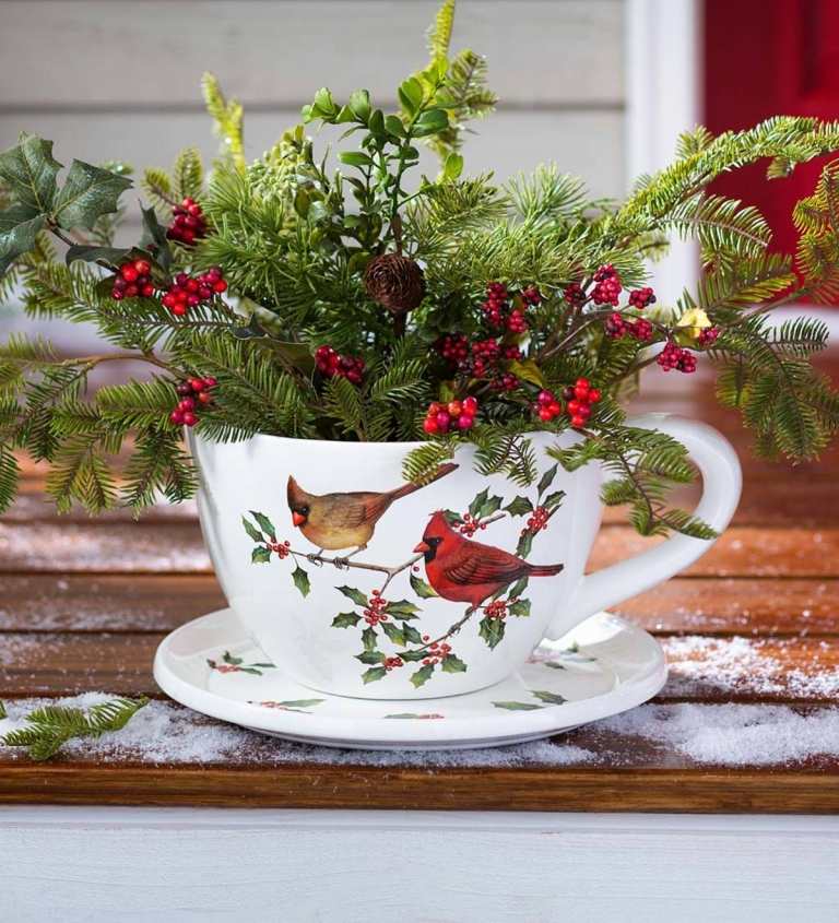 Weihnachtsgestecke für draußen für den Balkon Ideen mit Tannengrün und hagebutte und Beeren in Teetasse