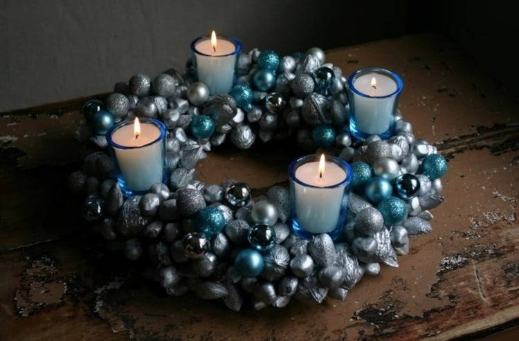 adventskraenze moderne blau silber christbaumkugeln deko windlichter