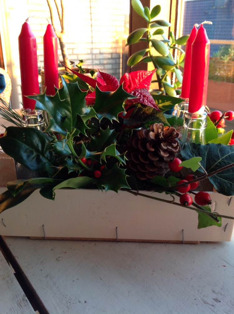 adventskraenze moderne diy arrangement rot tafelkerzen mistelzweige