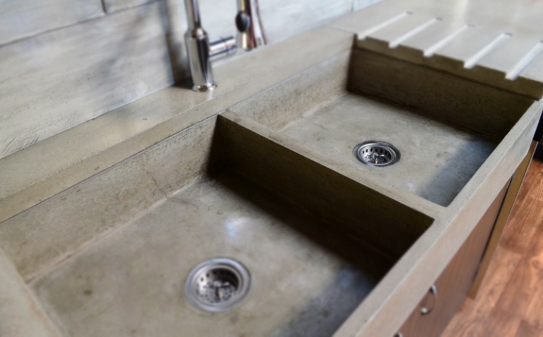 arbeitsplatte betonoptik spuele modern grau braun schrank parkett kueche idee