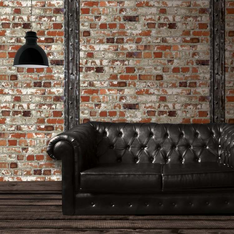 backstein-tapete-wandgestaltung-chesterfield-sofa-kapitoniert-schwarz-holzboden-vintage