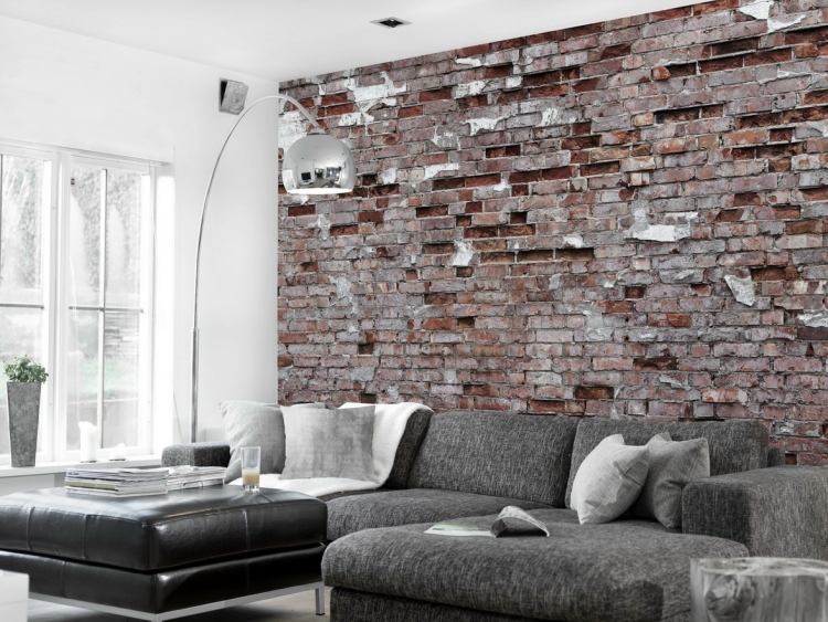 backstein-tapete-wandgestaltung-rau-grau-ecksofa-wohnzimmer-stehlampe-fenster-kissen-modern