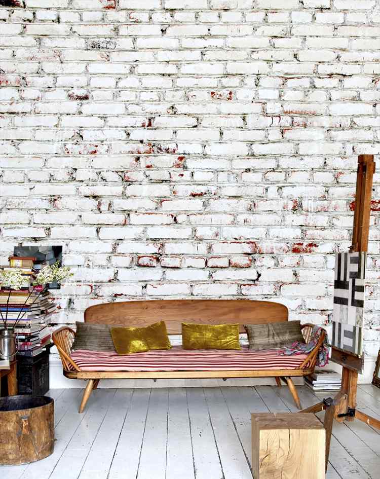 backstein-tapete-wandgestaltung-vintage-weiss-dielenboden-couch-holz-deko