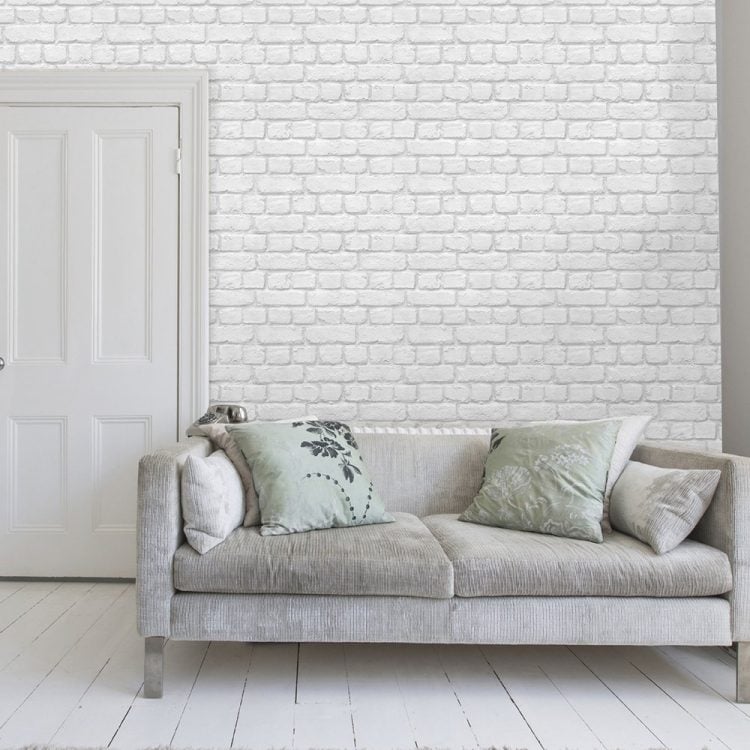 backstein-tapete-wandgestaltung-weiss-couch-grau-kissen-dielenboden-geweisst-vintage-minimalistisch-skandinavisch