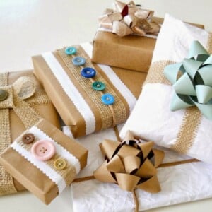 basteln geschenkverpackungen rustikal diy idee knoepfe schleifen papier leinen