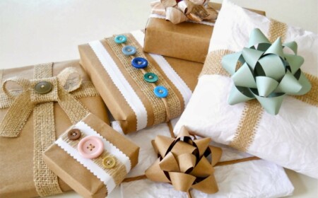 basteln geschenkverpackungen rustikal diy idee knoepfe schleifen papier leinen