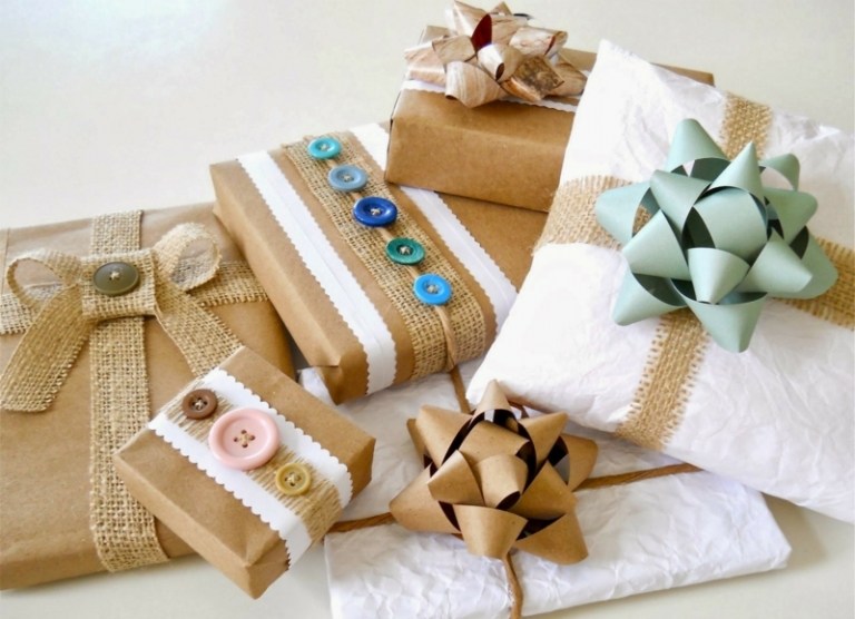 basteln geschenkverpackungen rustikal diy idee knoepfe schleifen papier leinen