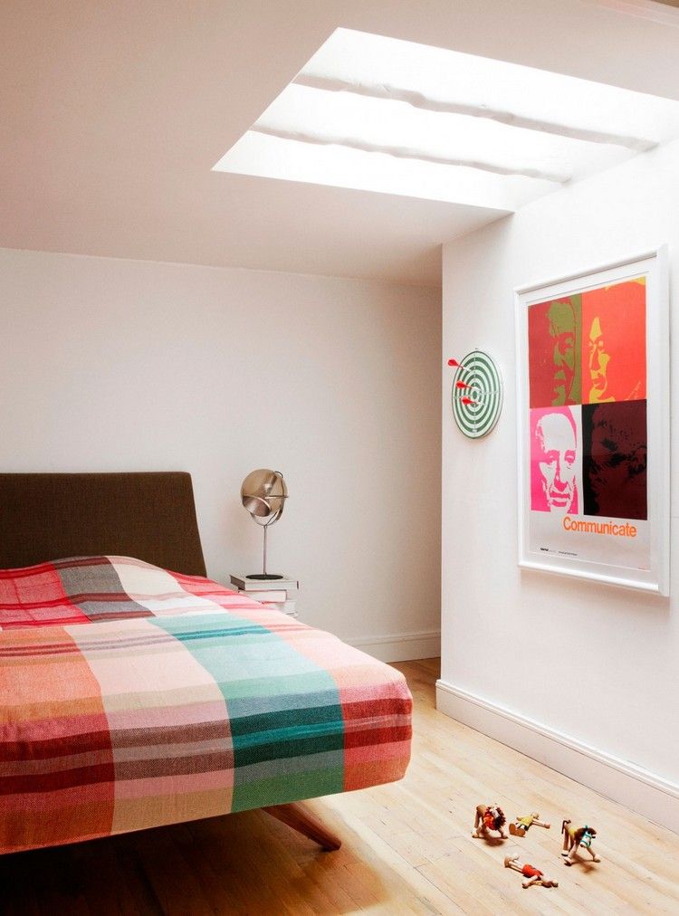 bunter-mix-schlafzimmer-holzboden-oberlicht-pop-art-wandbild