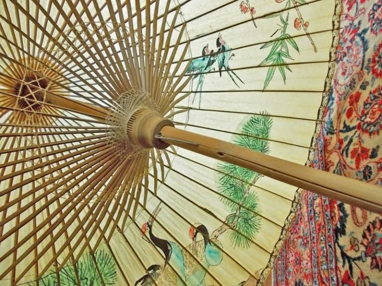 deko japanische sonnenschirm idee holz bambus kranich bilder