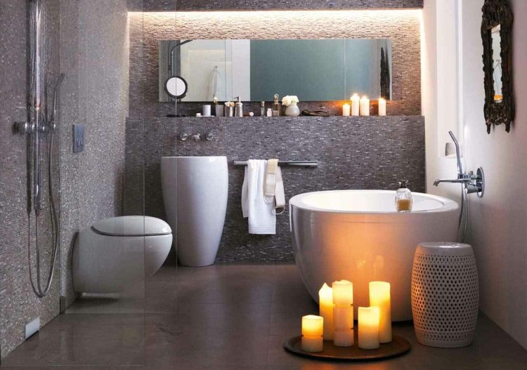 deko mit kerzen badezimmer idee grau mosaik minimalistisch wanne