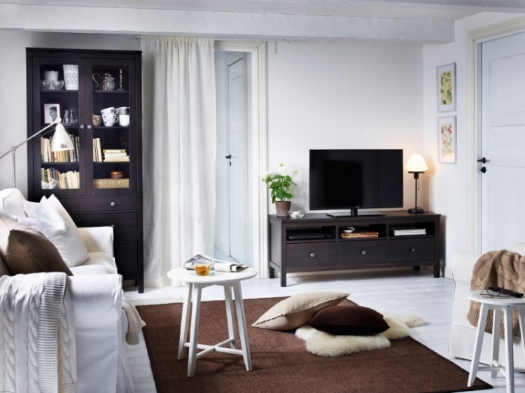 Deko fürs Wohnzimmer -skandinavisch-braun-schwarz-weiss-teppich-sideboard-couch