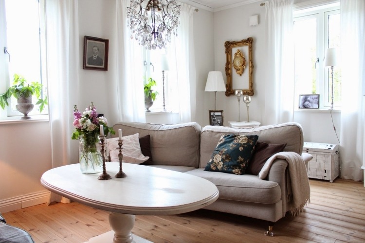 Deko fürs Wohnzimmer -skandinavisch-dielenboden-holz-couch-beige-weiss-kronleuchter-kristall
