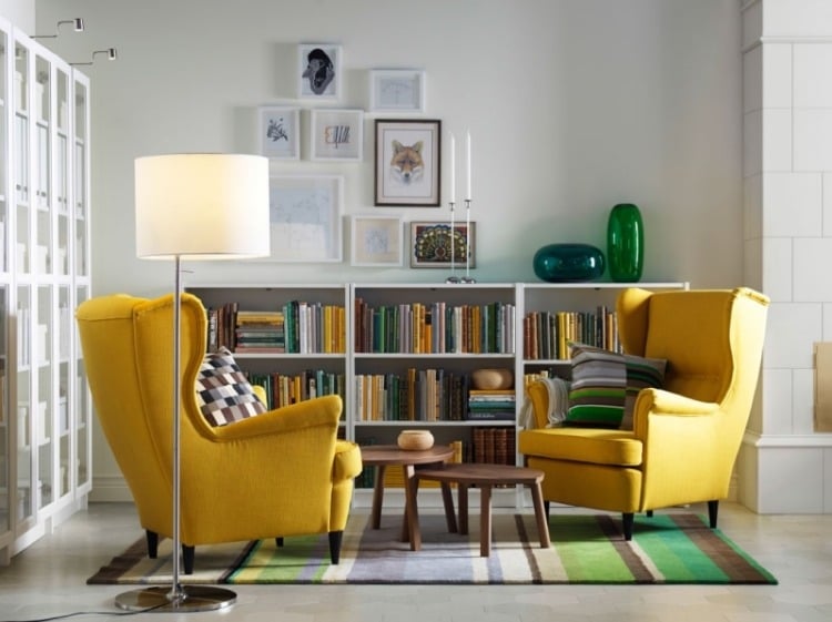 deko-wohnzimmer-skandinavisch-farbe-gelb-gruen-weiss-ohrensessel-buecherregal-teppich-streifen