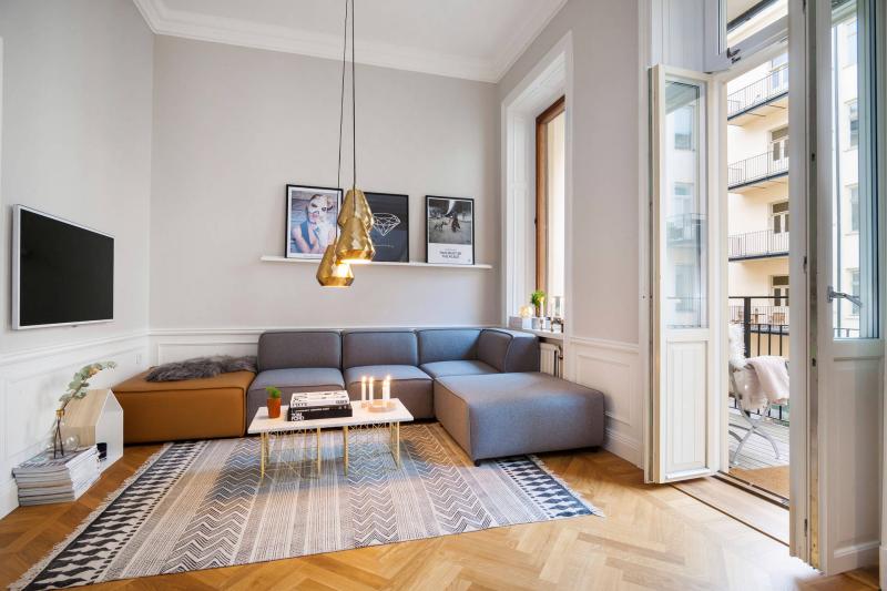 deko-wohnzimmer-skandinavisch-parkettboden-holz-couch-grau-bilder-teppich-schwarz-weiss