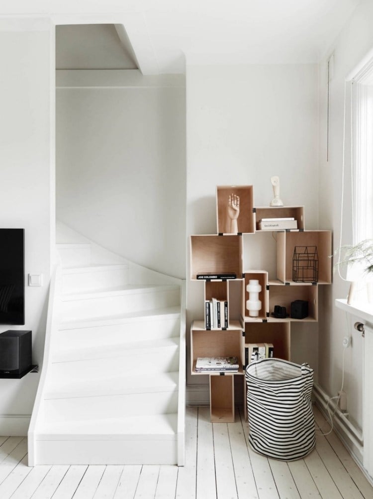 deko-wohnzimmer-skandinavisch-selber-machen-treppe-regale-holzkisten-dielenboden