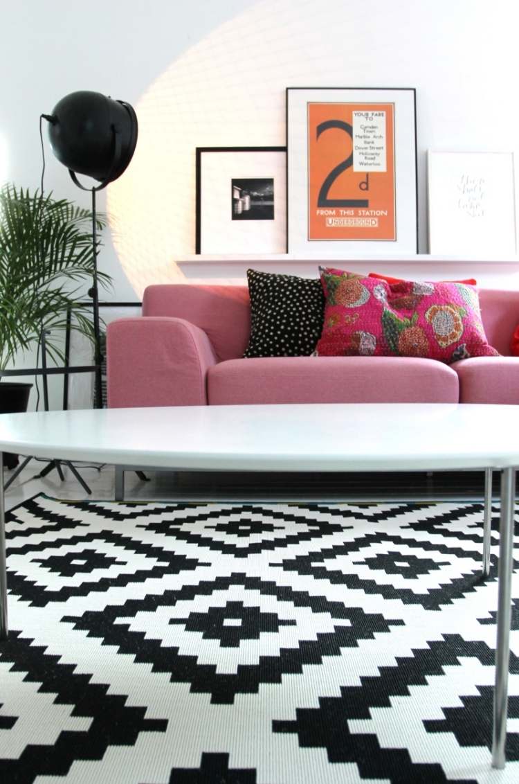 deko-wohnzimmer-skandinavisch-teppich-muster-schwarz-weiss-couch-rosa-pink