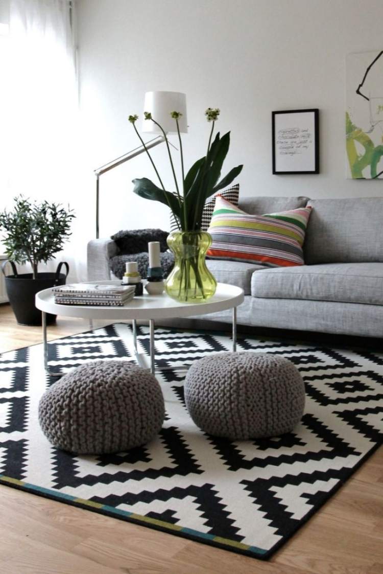 deko-wohnzimmer-skandinavisch-teppich-schwarz-weiss-muster-pouf-couch-kissen