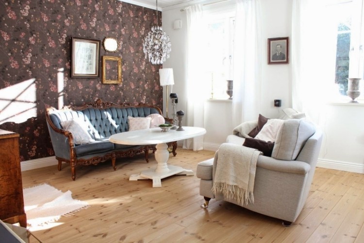 deko-wohnzimmer-skandinavisch-vintage-moebel-sofa-tapete-braun-dielenboden