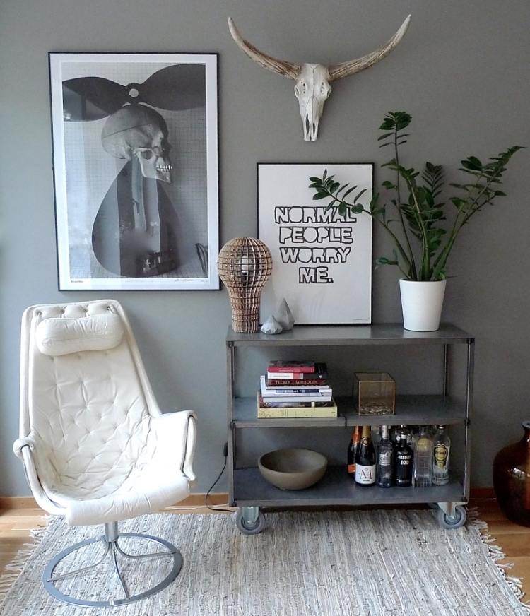 deko-wohnzimmer-skandinavisch-wadfarbe-grau-sessel-geweih-poster